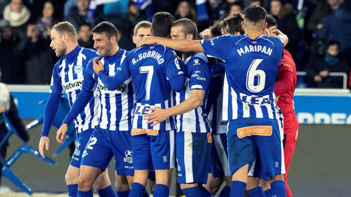 Los jugadores del Alavés festejan el triunfo ante el Valencia (2-1) en Mendizorroza.