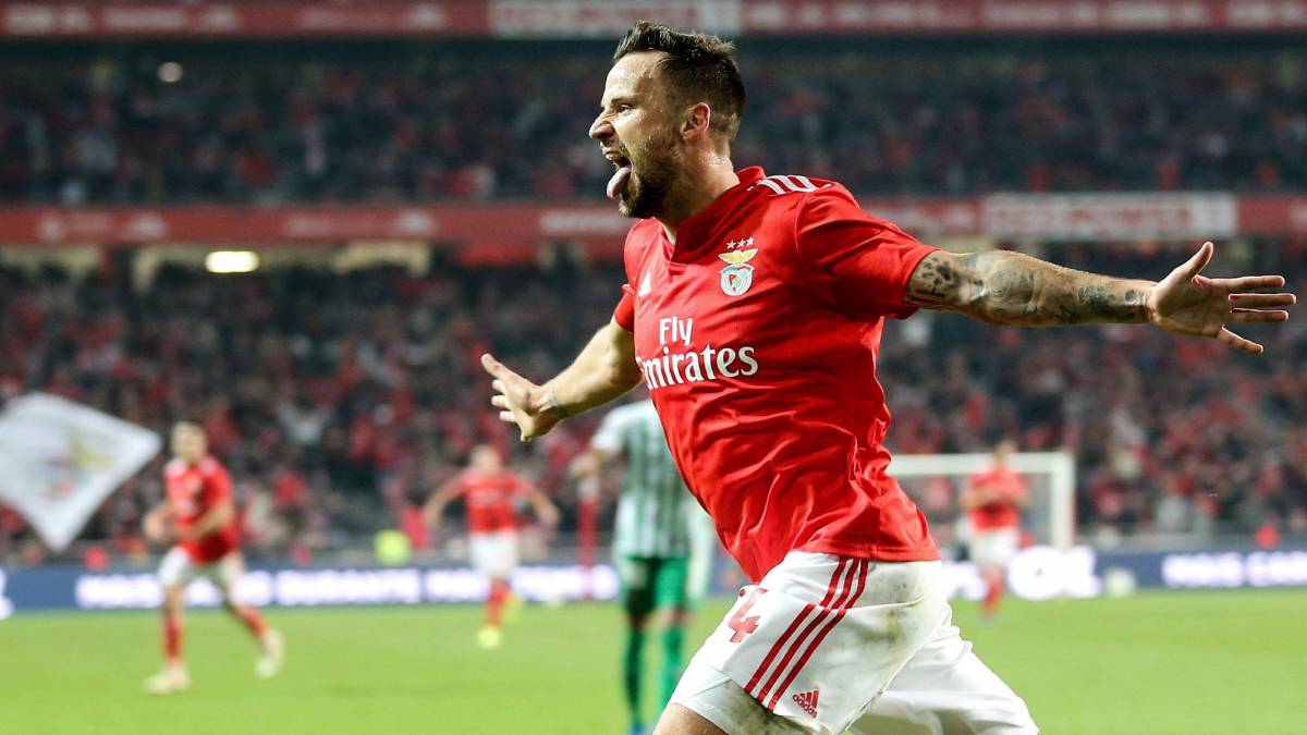 Seferovic celebra uno de sus goles en el partido ante el Río Ave.