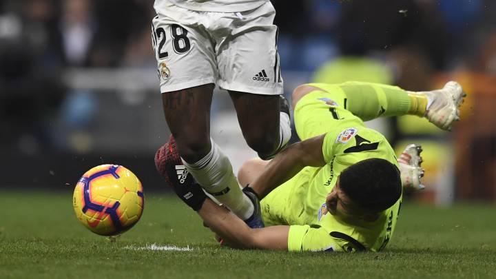 Munuera y el VAR se tragaron un penalti claro a Vinicius.