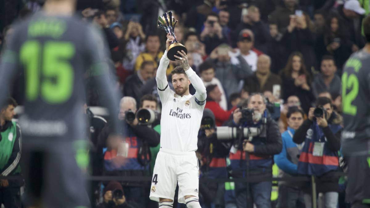 Ramos ofreció el trofeo del Mundial de Clubes a la afición