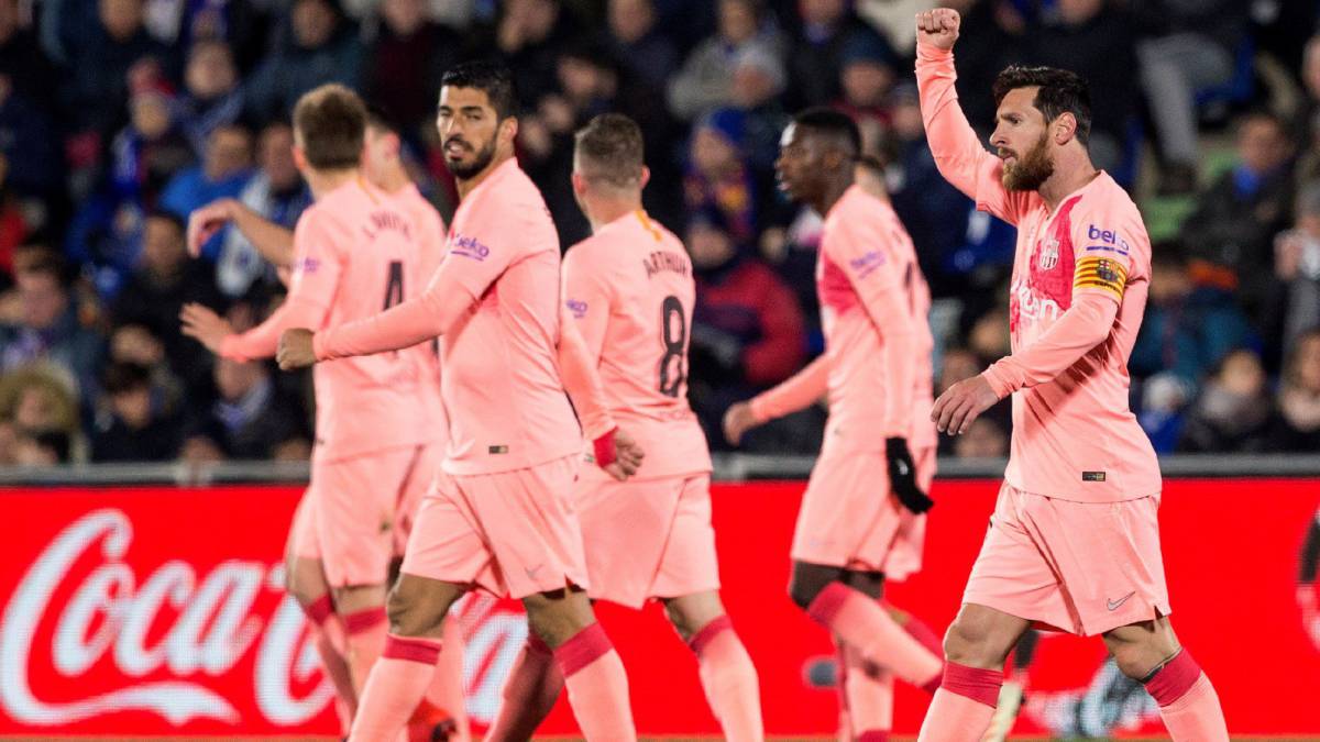 Los jugadores del Barcelona celebran un gol
