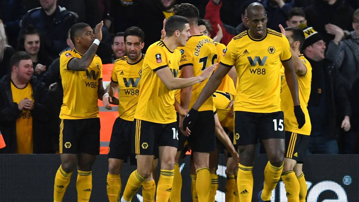 Los jugadores del Wolverhampton celebran el gol de Rubén Neves, que posteriormente le daría la clasificación para los dieciseisavos de la FA Cup.