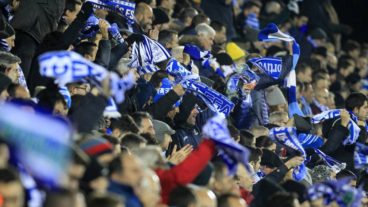 Los aficionados del CD Leganés animan a su equipo en un partido.