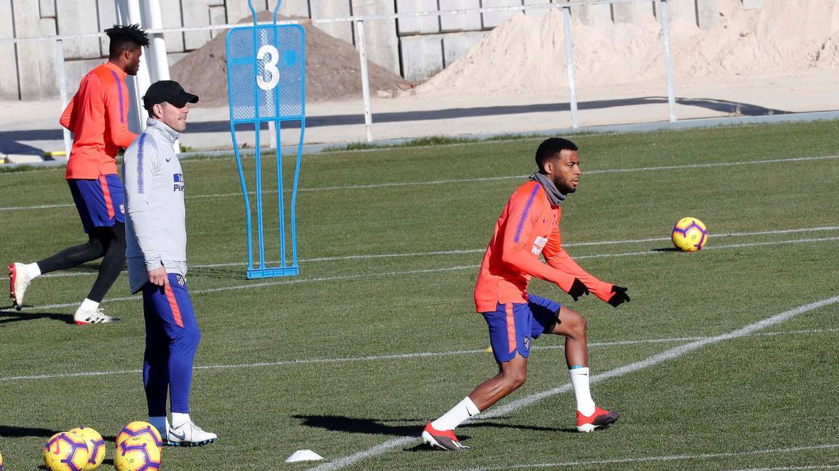 Lemar, al que se espera, con el Cholo en una sesión del Atlético de Madrid.