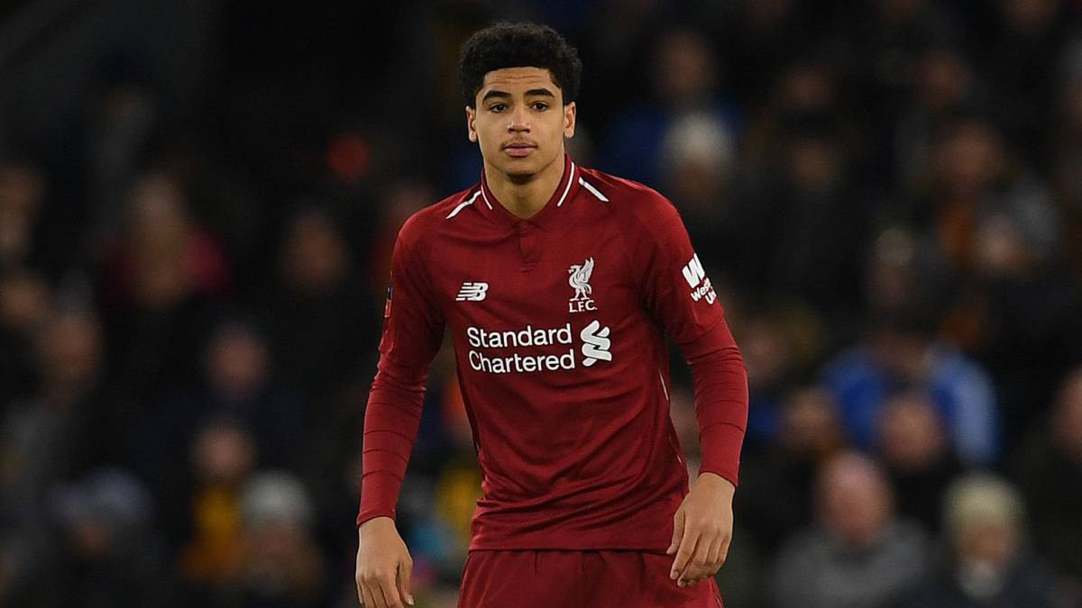 El defensa holandés de 16 años, Ki-Jana Hoever, en su debut con el Liverpool.