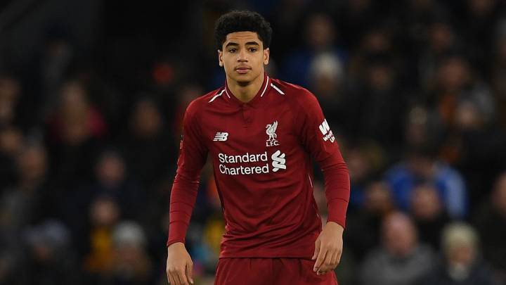 El defensa holandés de 16 años, Ki-Jana Hoever, en su debut con el Liverpool.