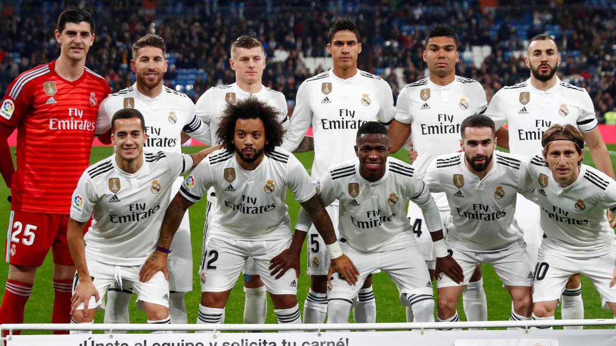 El once titular del Real Madrid ante la Real Sociedad: Courtois, Ramos, Kroos, Varane, Casemiro, Benzema; Lucas Vázquez, Marcelo, Vinicius, Carvajal y Modric.