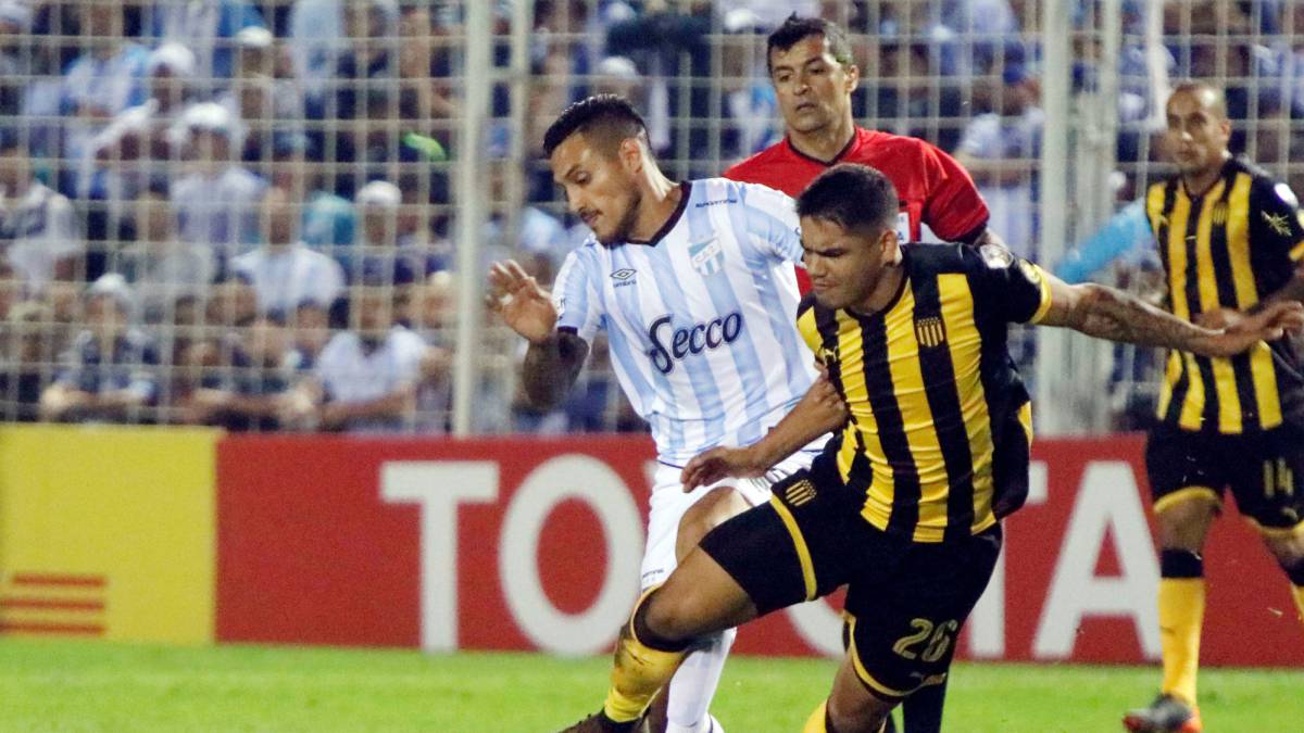 Gabriel Fernández durante un partido de Peñarol en la Copa Libertadores contra el Atlético Tucumán.