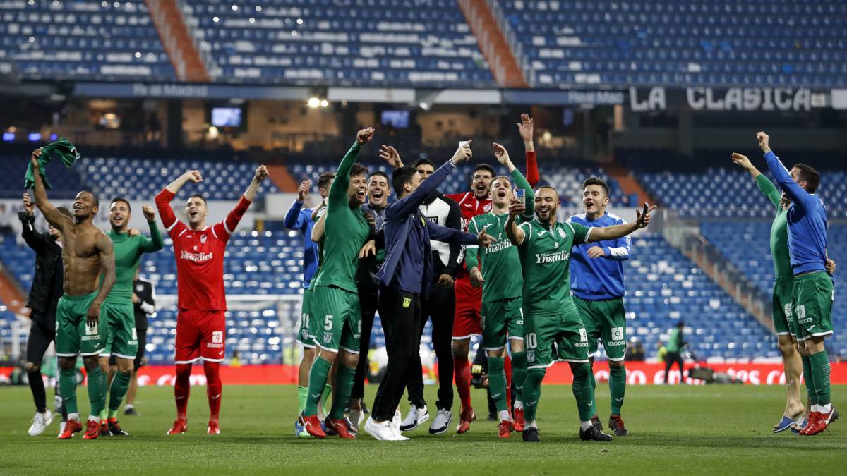 Los jugadores del Leganés, celebrando su pase a la siguiente ronda en el Bernabéu.