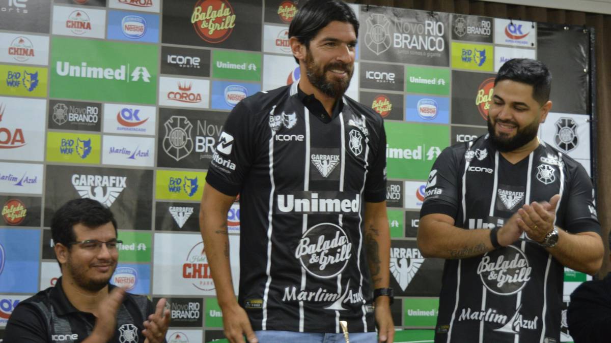 'Loco' Abreu, presentado como nuevo jugador de Río Branco.