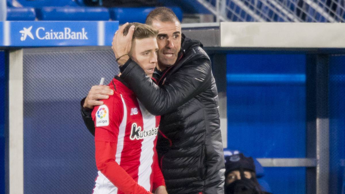 Garitano abraza a Muniain hace unas semanas.