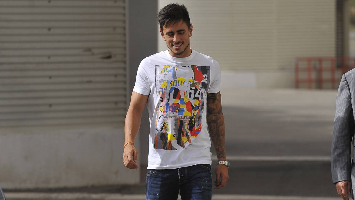 David Costas, defensa central del Celta, camina vestido de calle.