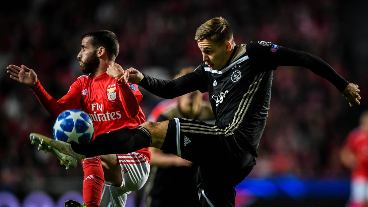 Wöber ante el Benfica.