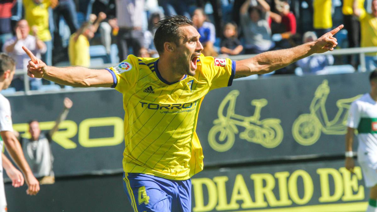 Rober Correa celebra un gol con el Cádiz.