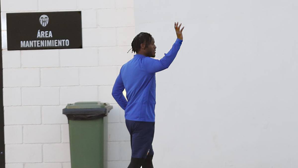 Batshuayi, despidiéndose, ayer.