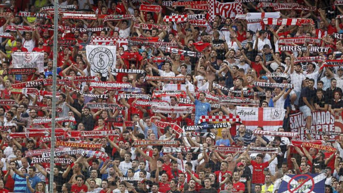 Los aficionados del Sevilla durante un partido.