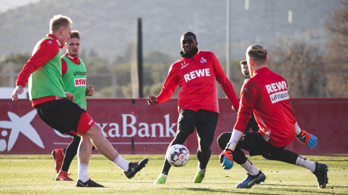 Los jugadores del Colonia durante una sesión de entrenamiento.