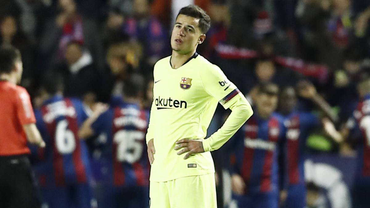 Philppe Coutinho se lamenta tras el 2-0 del Levante.