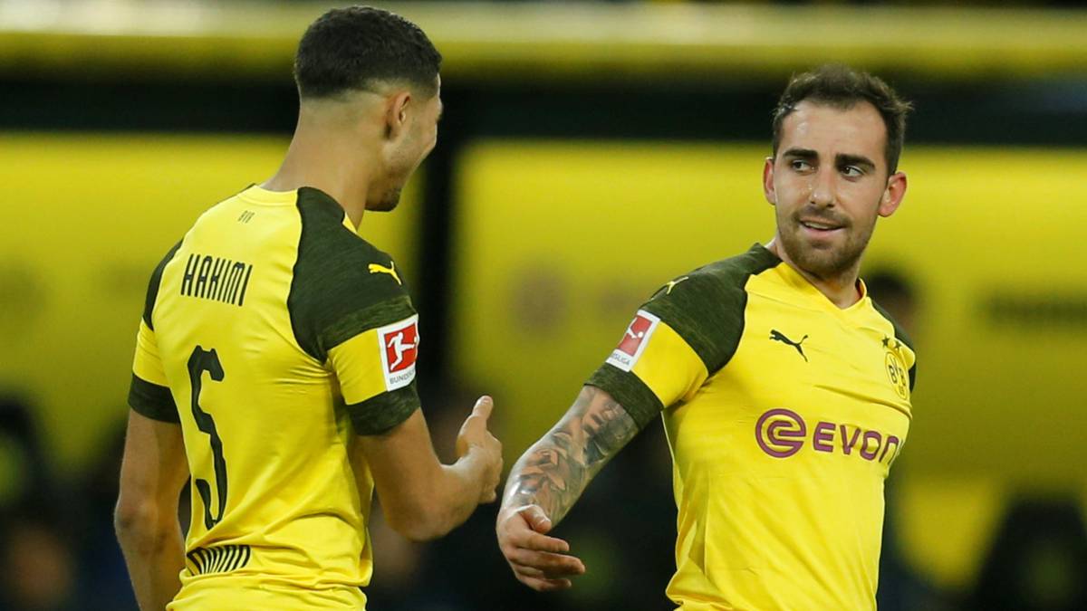 Los jugadores del Borussia Dortmund, Paco Alcácer y Achraf Hakimi, durante un partido.