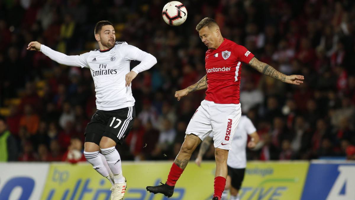 Jugadores de Benfica y Santa Clara disputan un balón aéreo.