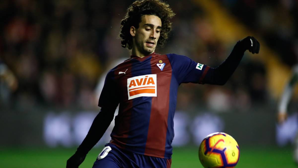 Cucurella controla un balón en el partido entre Eibar y Rayo Vallecano.