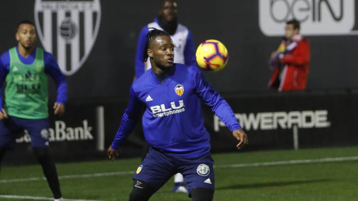 El Betis pregunta al Chelsea por la situación del delantero belga Michy Batshuayi, según London Evening Standard. Está a punto de salir del Valencia.