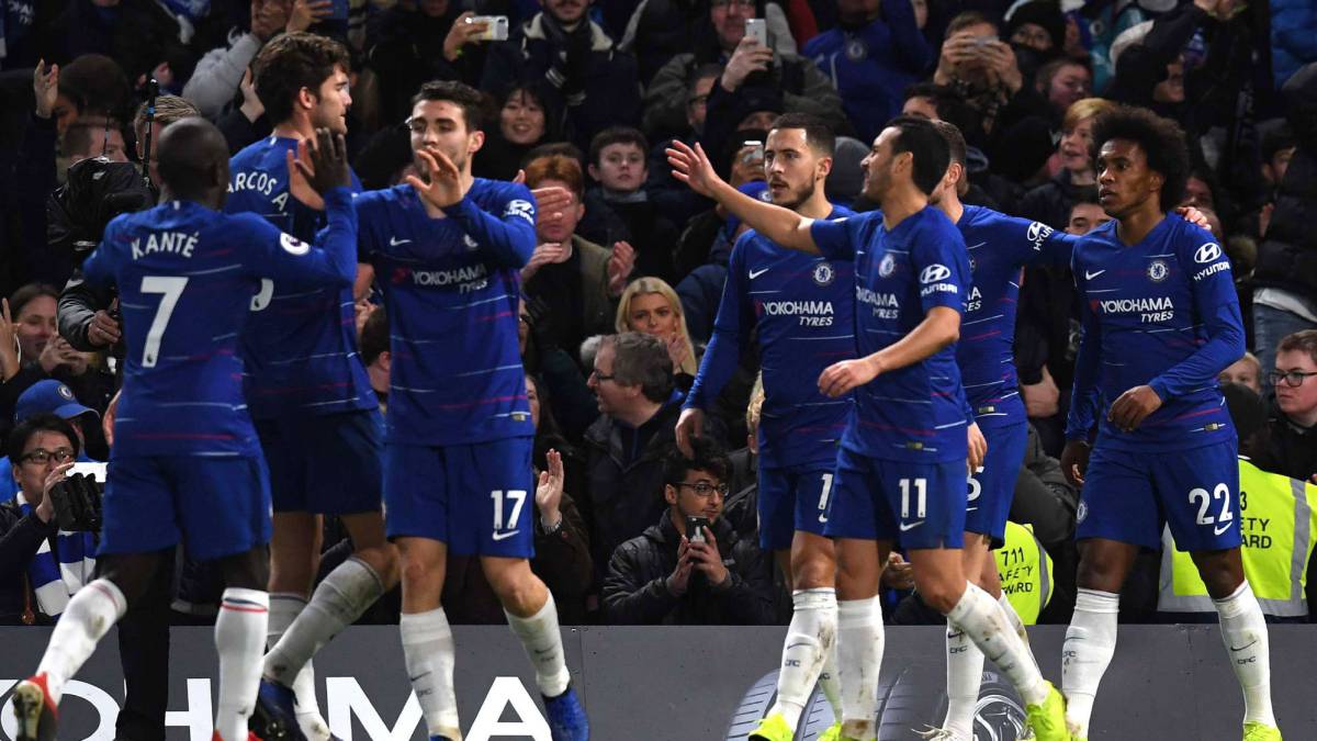 Los jugadores del Chelsea celebran el gol de Willian