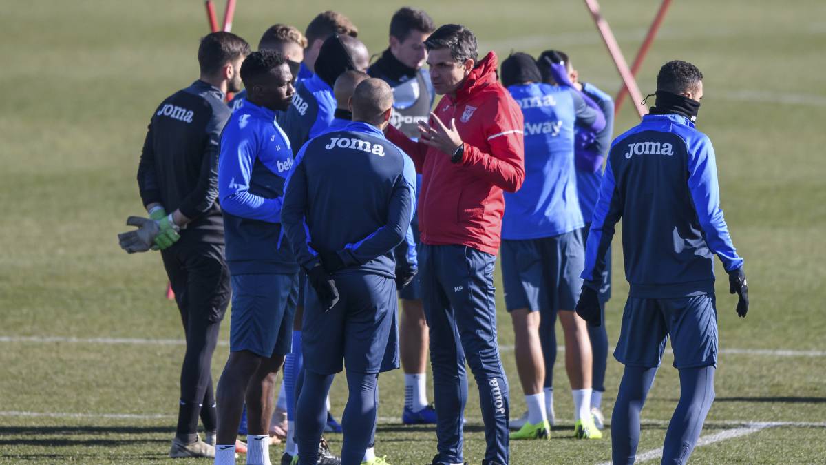Pellegrino habla con Omeruo y Braithwaite durante el entrenamiento
