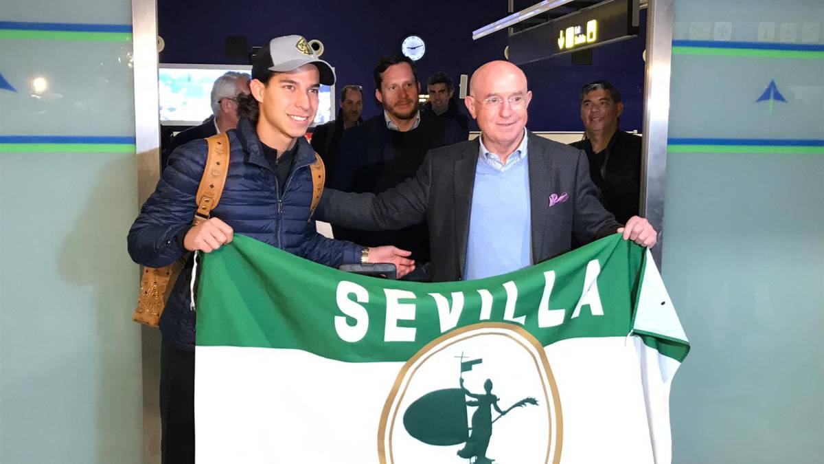 El Betis ya tiene en Sevilla a Diego Lainez, el 'Messi mexicano', que mañana verá el partido ante el Real Madrid. El lunes se entrenará con el técnico Quique Setién.