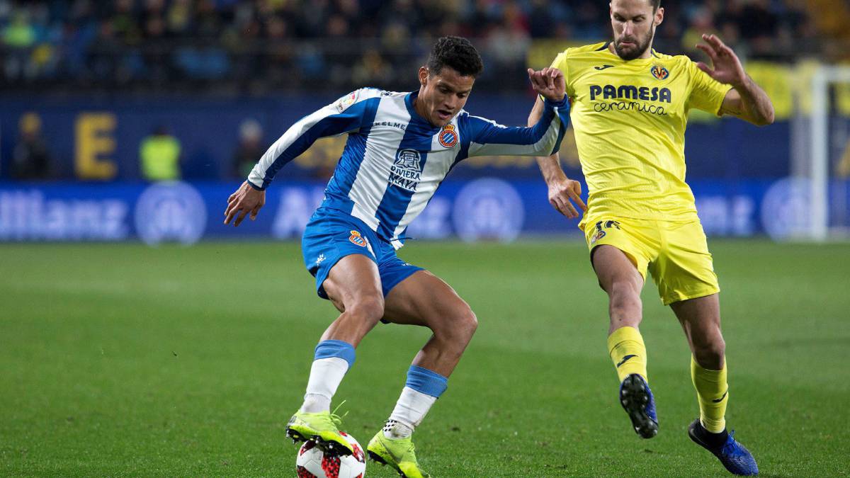El defensa venezolano del Espanyol, Roberto Rosales (i), controla el balón ante delantero del Villarreal Alfonso Pedraza (d), en el partido de la ida de octavos de final de la Copa del Rey que se disputa esta noche en el estadio de la Cerámica.