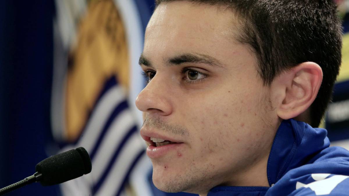 El centrocampista de la Real Sociedad Luca Sangalli, recuperado del ictus leve que le retiró temporalmente de la competición, durante la rueda de prensa que ha ofrecido hoy en San Sebastián.