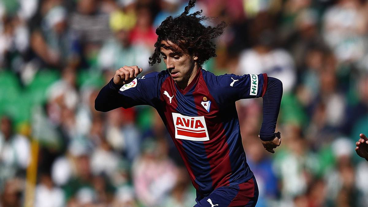Cucurella, con el Eibar.