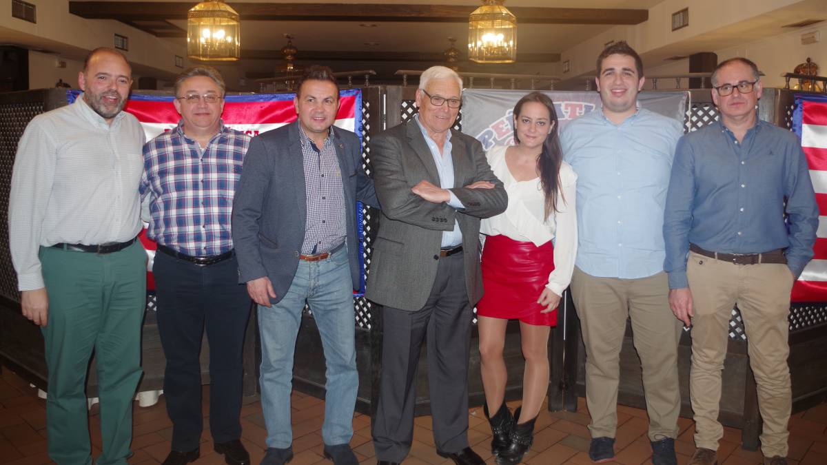 De izquierda a derecha: Vicente Caballero, secretario; Juanjo Martín, vicepresidente; Juan Carlos Pedraza; Fernando Horcajada, presidente; Patricia Cazón; Marcos Gómez, Community; y Ángel Hernández, vocal de la peña atlética de Los Yébenes, que el sábado celebró su primer aniversario.