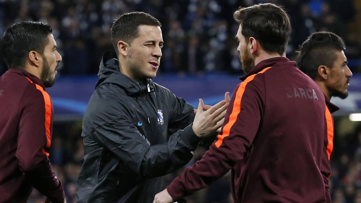 Eden Hazard saluda a Leo Messi en los prolegómenos del Chelsea-Barcelona de ida de semifinales de Champions en 2018.