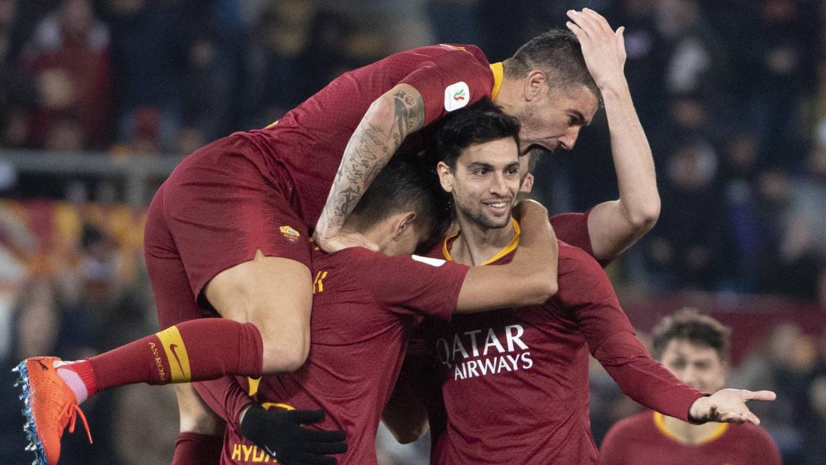 Los jugadores del Roma celebran un gol