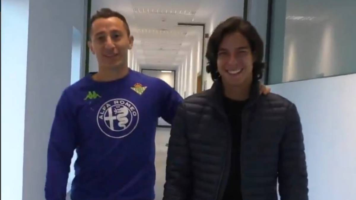 El extremo mexicano Diego Lainez se entrenó con el Betis por primera vez en la Ciudad Deportiva Luis del Sol. De momento, lucirá el dorsal número 25.