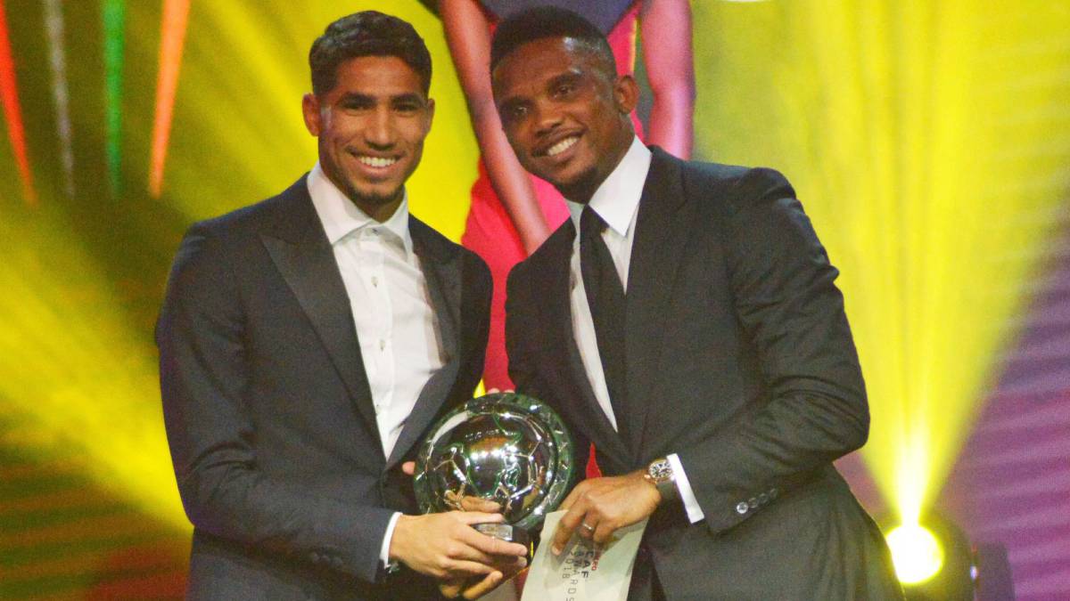 Achraf Hakimi posa tras recibir el trofeo como Mejor Jugador Joven del Año de la Confederación Africana de Fútbol