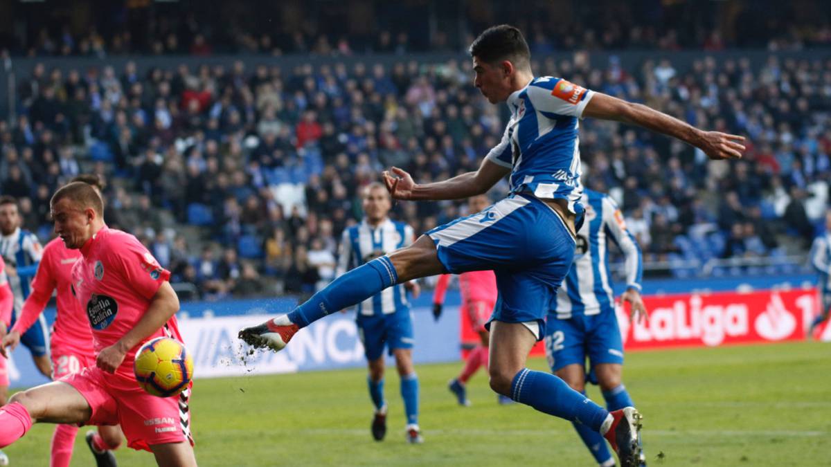 Carlos Fernández intenta un remate ante el Lugo