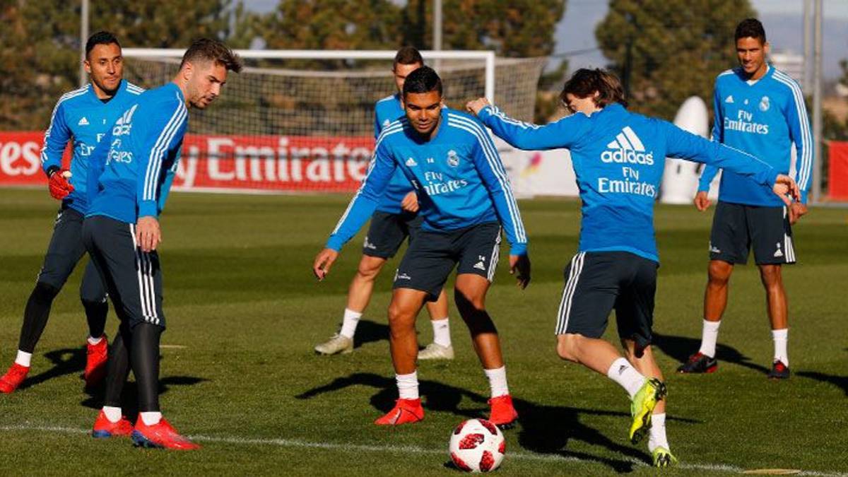 Luka Modric mantiene el balón en un rondo con Casemiro en el centro durante el entrenamiento del Real Madrid.