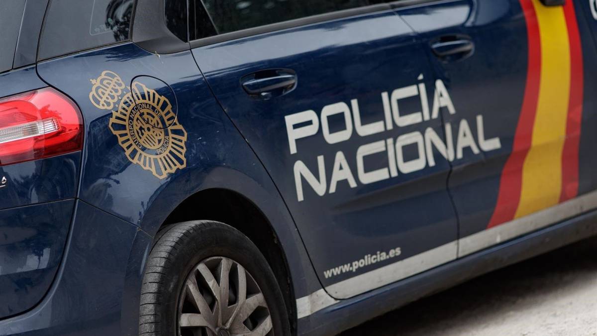 Un aficionado del Recreativo de Huelva recibe un botellazo tras el partido contra el Murcia
