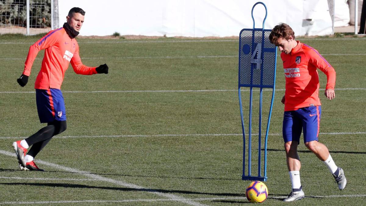 Vitolo y Griezmann, en el entrenamiento del Atlético en el Cerro del Espino.
