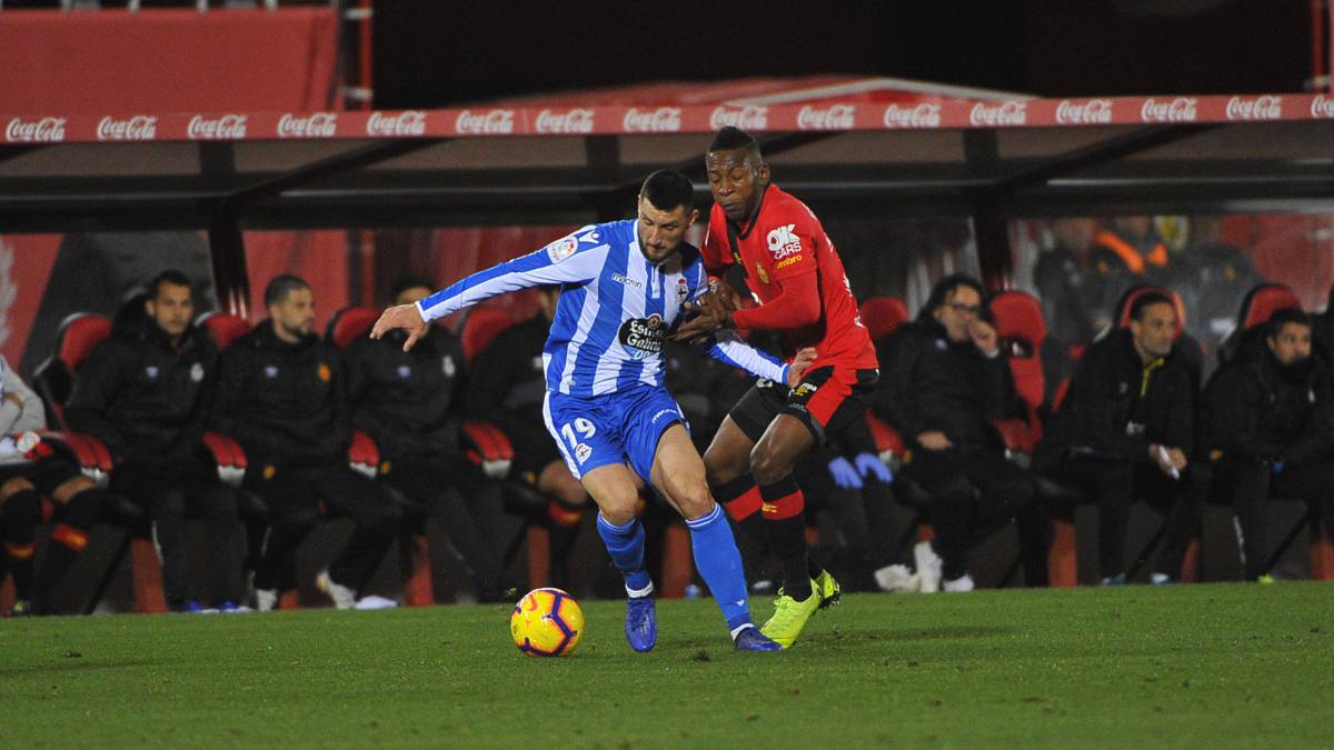 Borja Valle pelea por un balón en el Mallorca - Deportivo