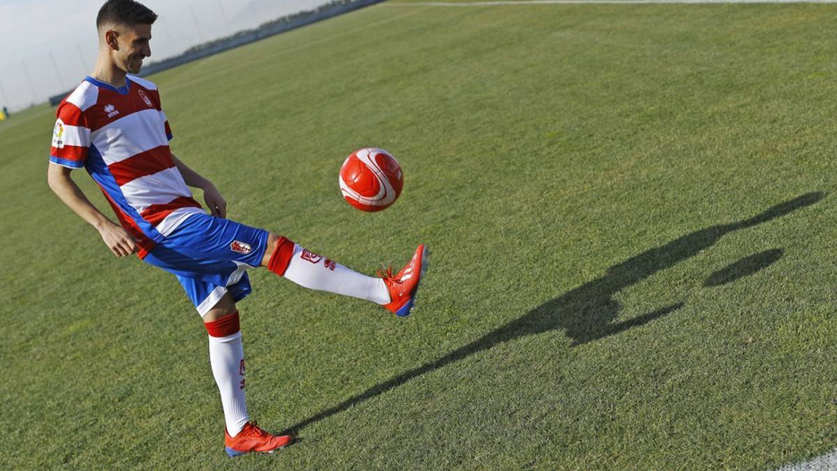 Dani Ojeda en su presentación en la Ciudad Deportiva del Granada.