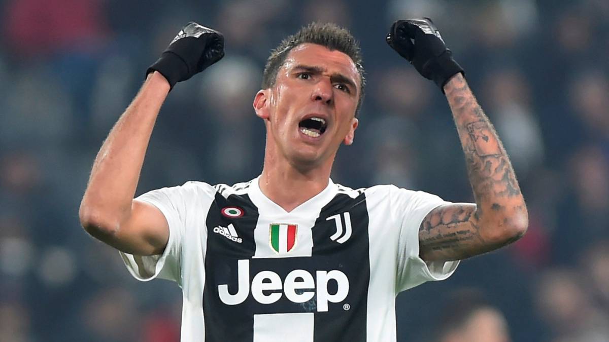 Mandzukic se lamenta.