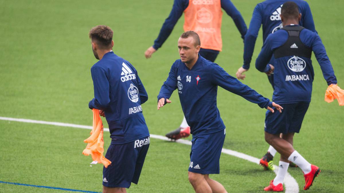Stanislav Lobotka se ejercita junto a Brais Méndez en las instalaciones deportivas de A Madroa.