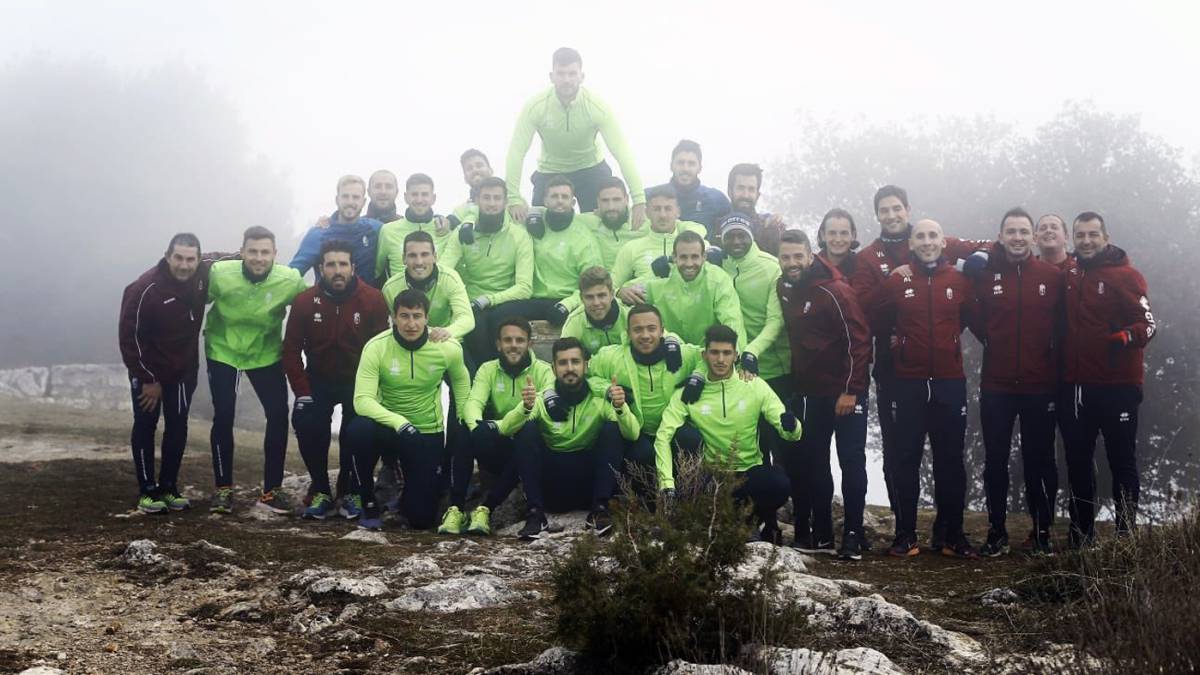 La plantilla del Granada en Sierra de Huétor.