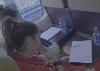 Las chicas de la Selección estudian en el tren para sacarse una carrera
