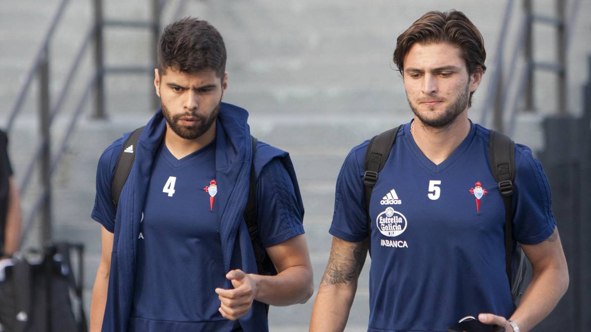 Okay Yokuslu camina junto a su compañero Néstor Araujo dirigiéndose al autobús del Celta.