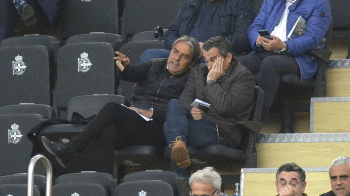 Natxo González y Carmelo del Pozo en el palco de Riazor viendo al Deportivo