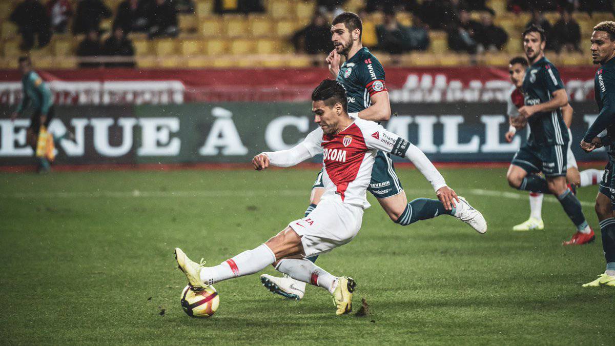 El Mónaco cae goleado ante el Estrasburgo con Cesc de titular